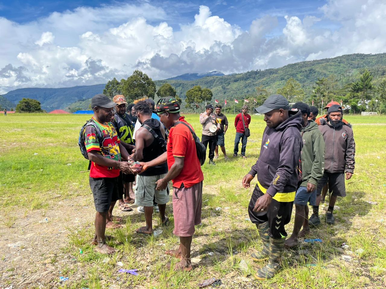 Sat Binmas Polres Tolikara Fasilitasi 2 Permasalahan Warga : Pembayaran Denda Adat dan Mediasi Penyelesaian Masalah Keluarga