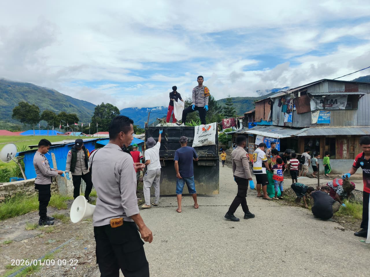 Jumat Bersih : Polri Bersama Masyarakat Gotong Royong Bersihkan Sampah di Karubaga