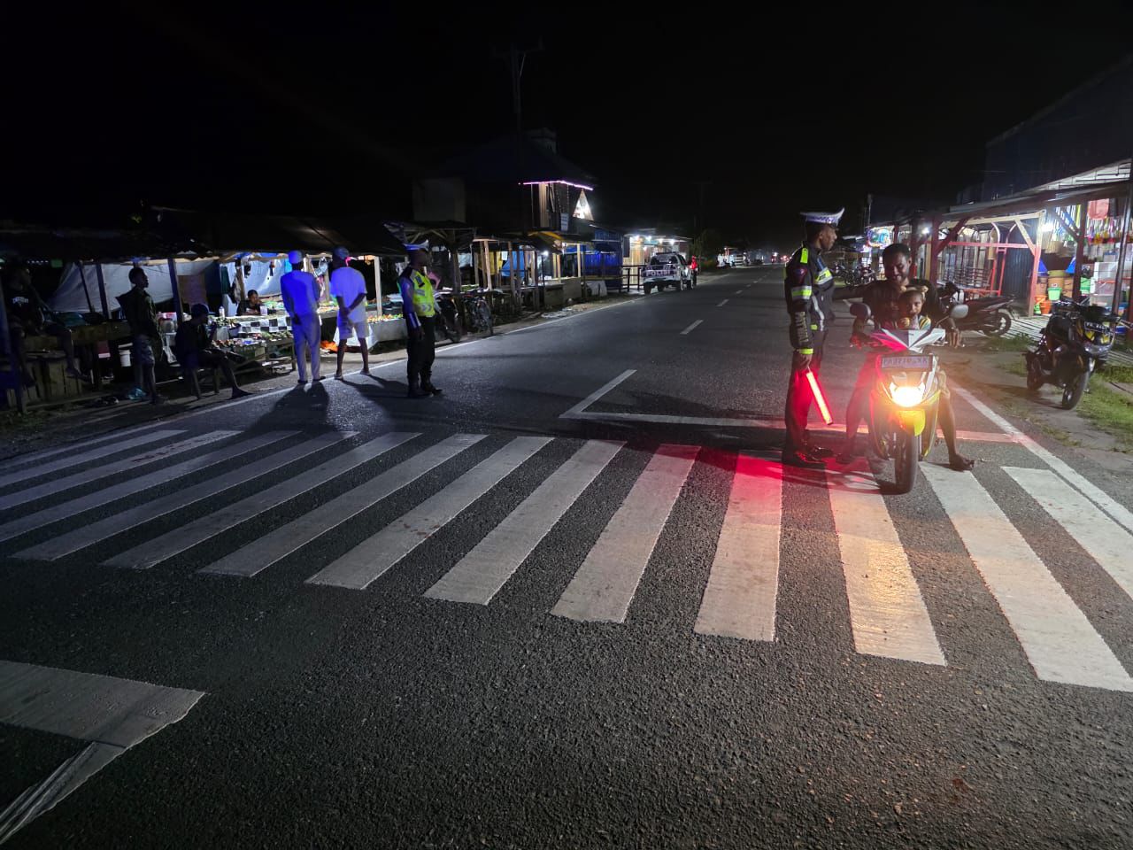 Satuan Lalu Lintas Polres Waropen Gelar Patroli Blue Light, Wujudkan Kamseltibcar Lantas di Malam Hari