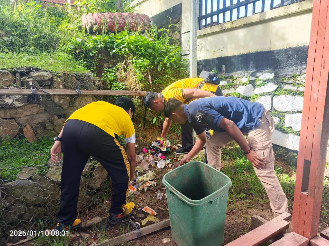 Personel Polres Tolikara Laksanakan Kegiatan Bersih-Bersih Mako