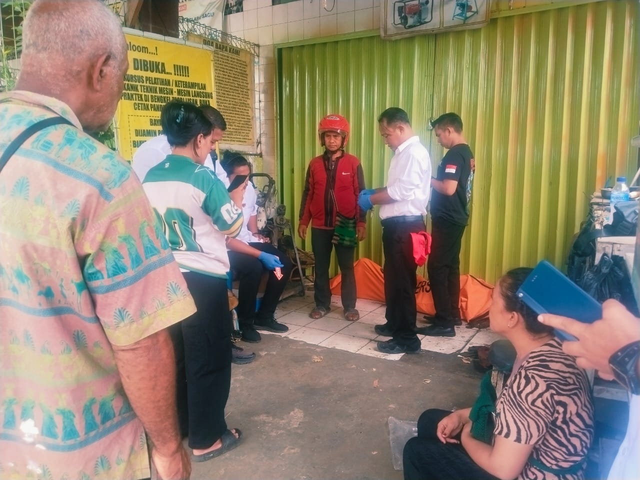 Polres Jayapura Lakukan Olah TKP Penemuan Mayat di Ruko Jalan Kemiri Sentani