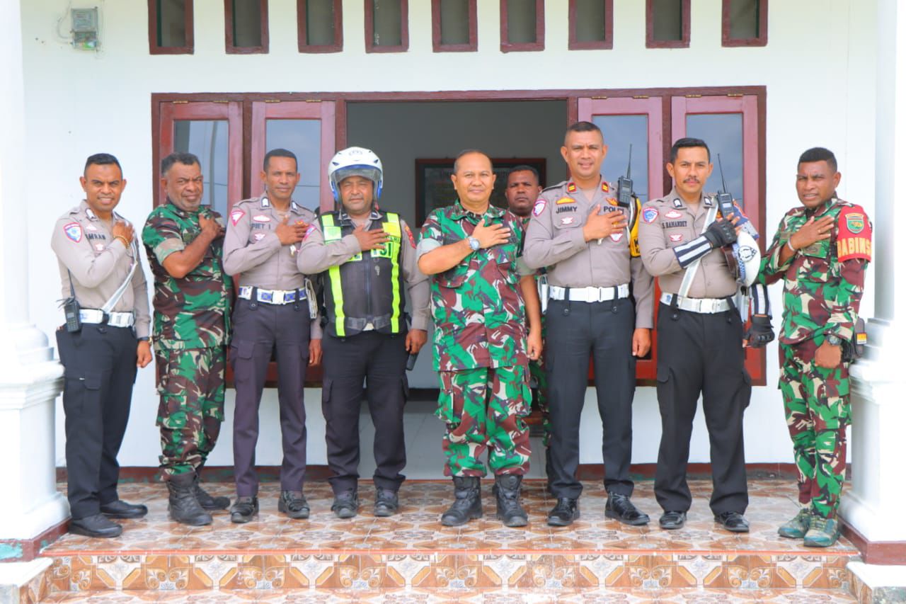 Perkuat Sinergitas TNI-Polri, Satuan Lalu Lintas Polres Waropen Silaturahmi Ke Koramil 1709-03/Waropen Bawah
