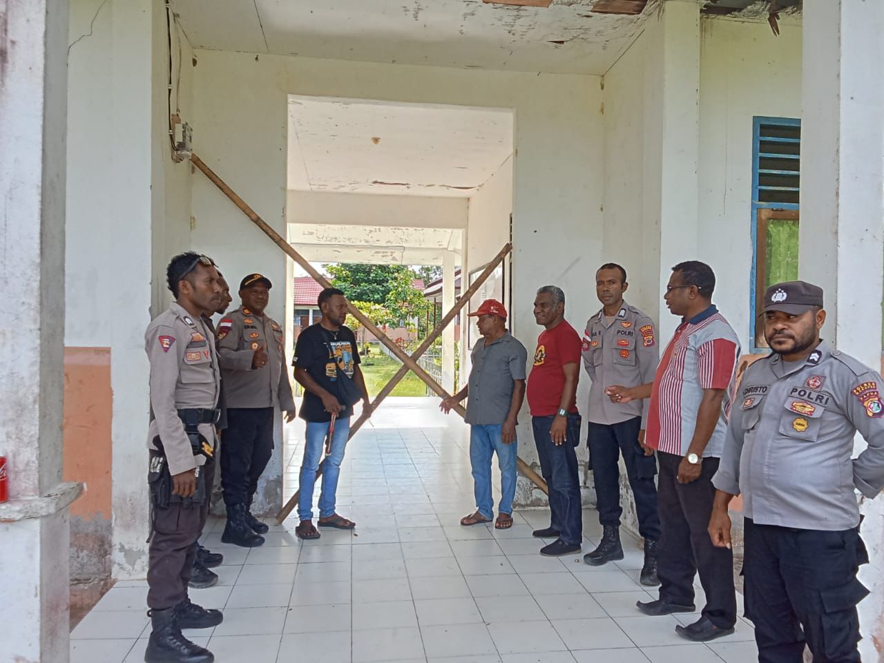 Polres Waropen Fasilitasi Penyelesaian Pemalangan Puskesmas dan Sekolah di Kampung Botawa