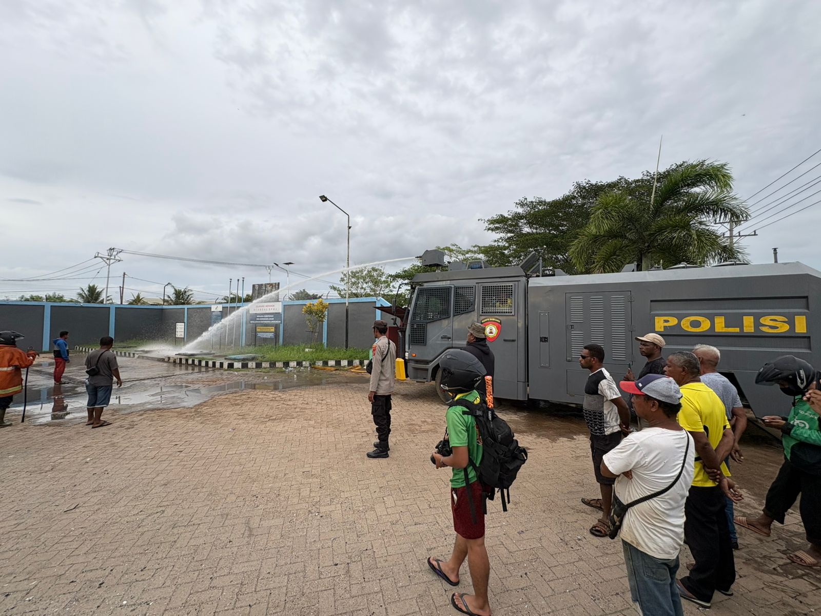 Personil Satuan Samapta Polres Merauke Kerahkan Mobil Water Canon Guna Membantu Padamkan Kebakaran SPBU Jalan Nowari Merauke