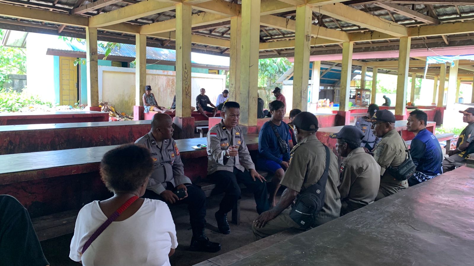 Sat Binmas Polres Sarmi Sosialisasikan FKPM dan Pos Kamling di Pasar Sentral Mararena