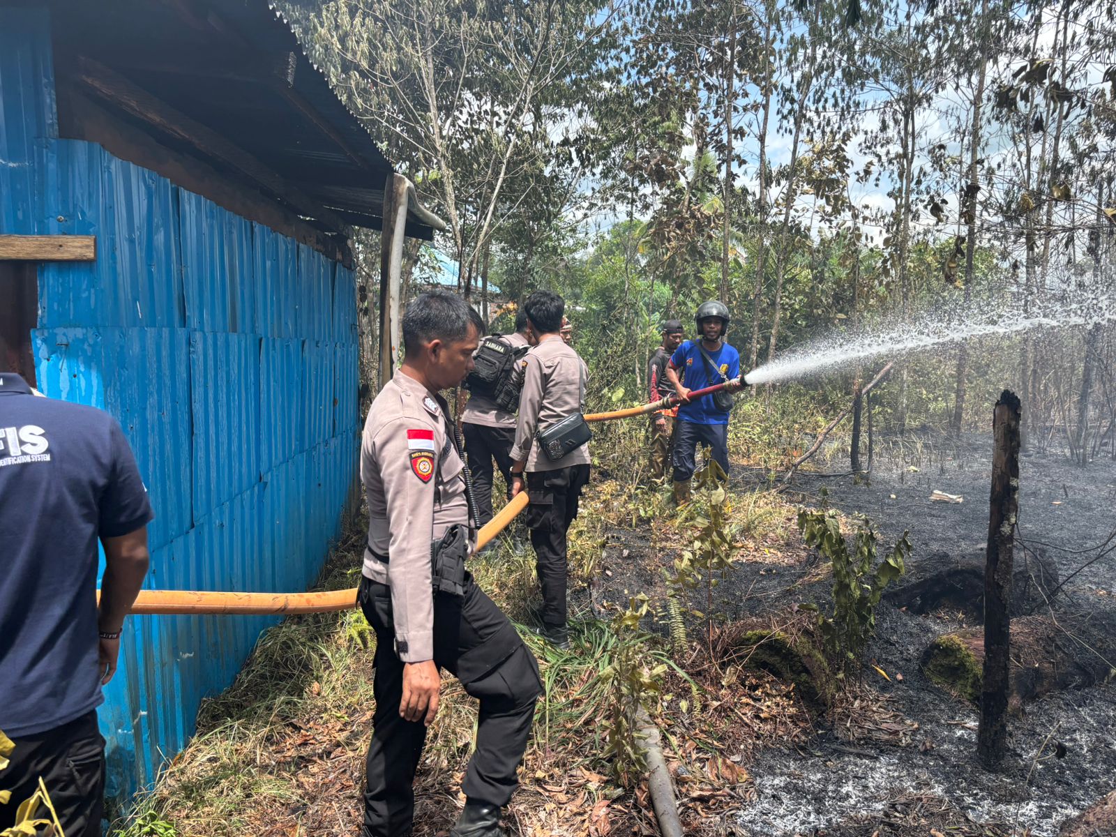 Semak Belukar Terbakar Dekat Pemukiman Warga, Personil Polres Mappi Bersama BPBD Kabupaten Mappi Bahu Membahu Memadamkan Api