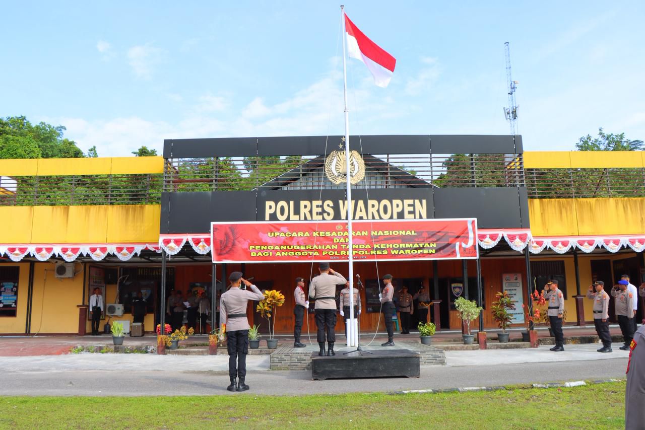 Polres Waropen Gelar Upacara Hari Kesadaran Nasional dan Penganugerahan Tanda Kehormatan Kepada 7 Personel