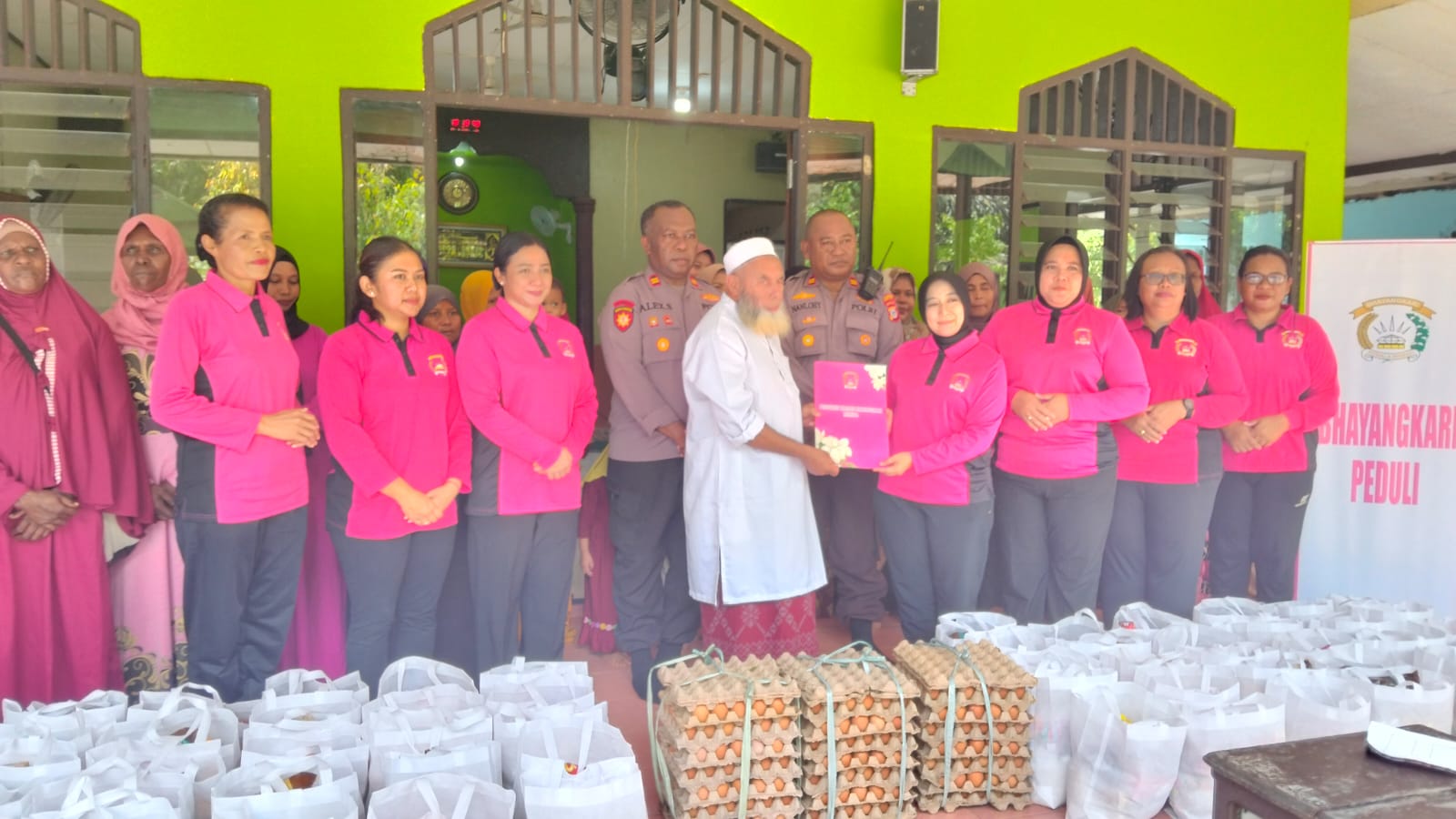 Bhayangkari Polres Mimika Gelar Bakti Sosial di Yayasan Al Haq Pomako