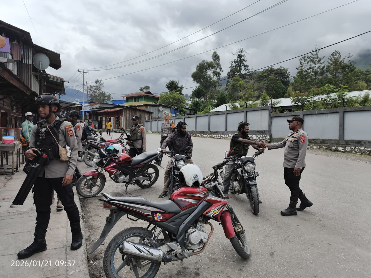 Patroli Pagi Humanis, Polres Tolikara Hadir Jaga Kamtibmas Dan Sapa Warga