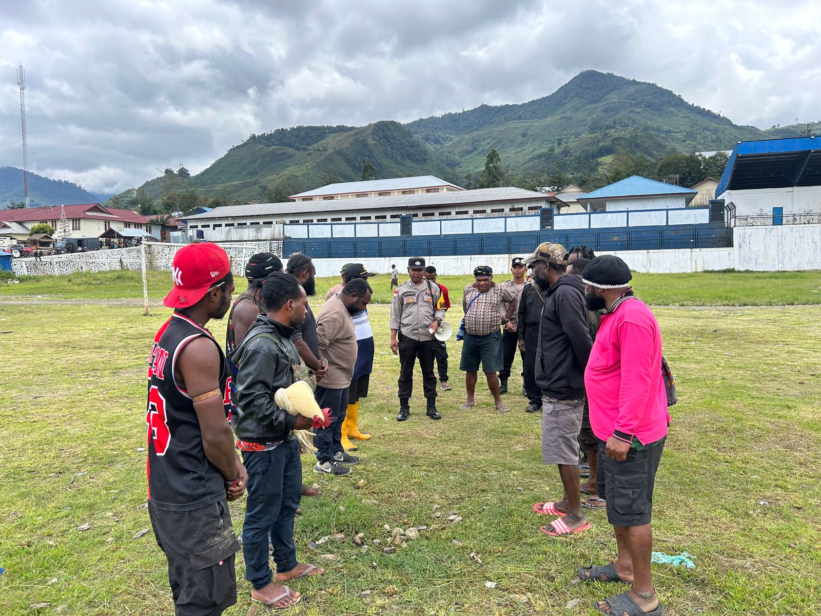 Sat Binmas Polres Tolikara Fasilitasi Penyelesaian Pembayaran Denda Adat Mas Kawin Antar Dua Keluarga