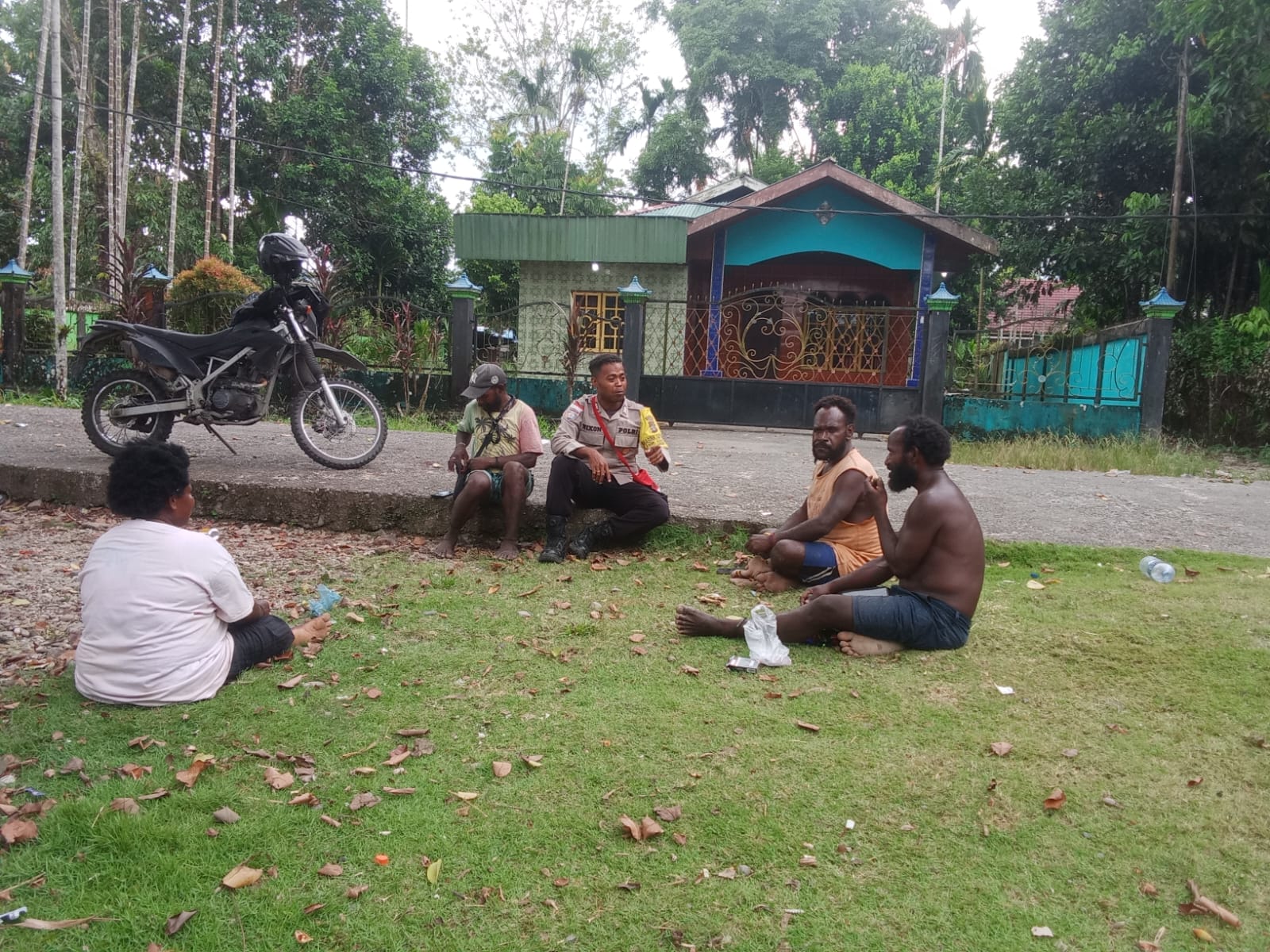 Bhabinkamtibmas Kampung Hangaitji Berikan Himbauan Kamtibmas Terkait Permasalahan Tanah di SP 2 Jalur 1 Mimika