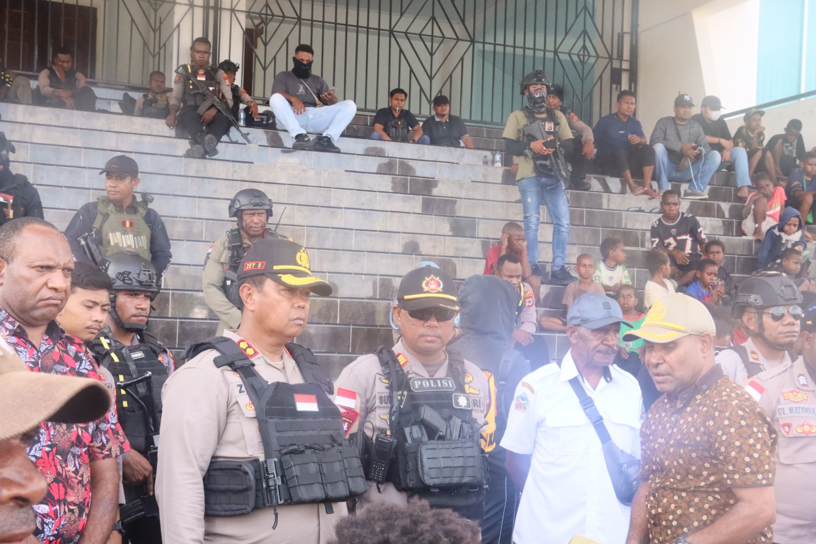 Personel Polres Yahukimo, Brimob BKO Polda Papua, serta Satgas Damai Cartenz Amankan Aksi Unjuk Rasa Front Mahasiswa Yahukimo Se-Indonesia