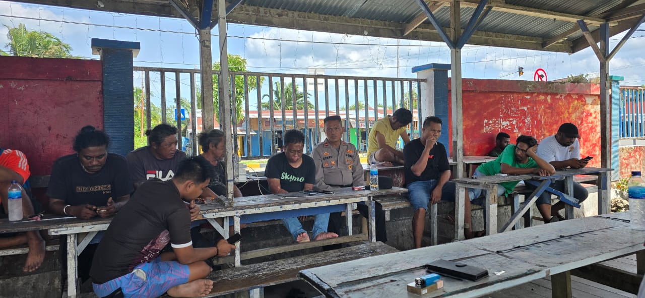 Bhabinkamtibmas Kelurahan Mararena, Sampaikan Imbauan Kamtibmas Kepada Sopir Rental Sarmi-Jayapura.