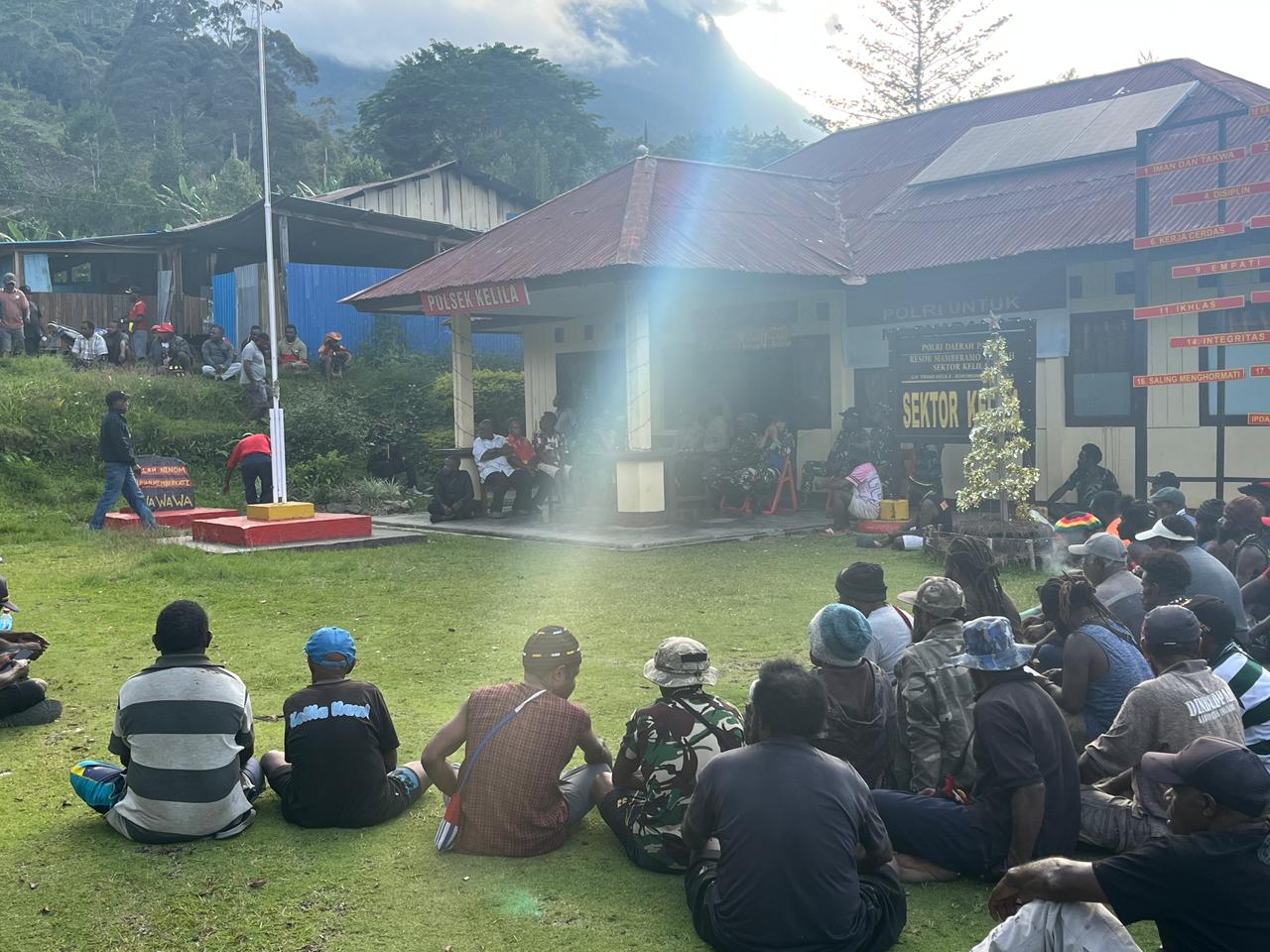 Polsek Kelila dan Koramil Bersinergi Amankan Pertemuan Keluarga Korban Laka Lantas