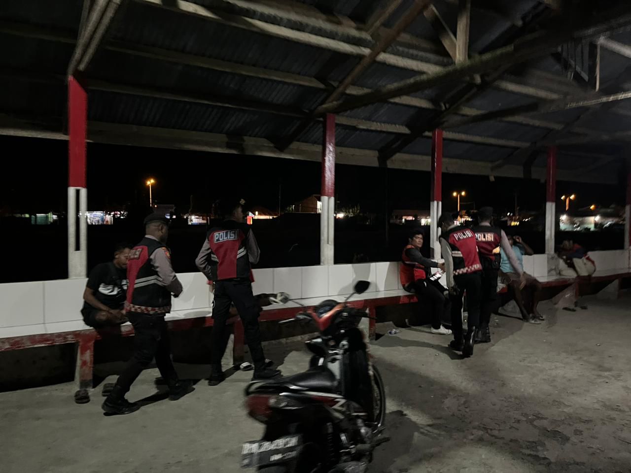 Personel Pos Shelter Sat Samapta Polres Sarmi Laksanakan Patroli Malam di Pasar Sentral Mararena