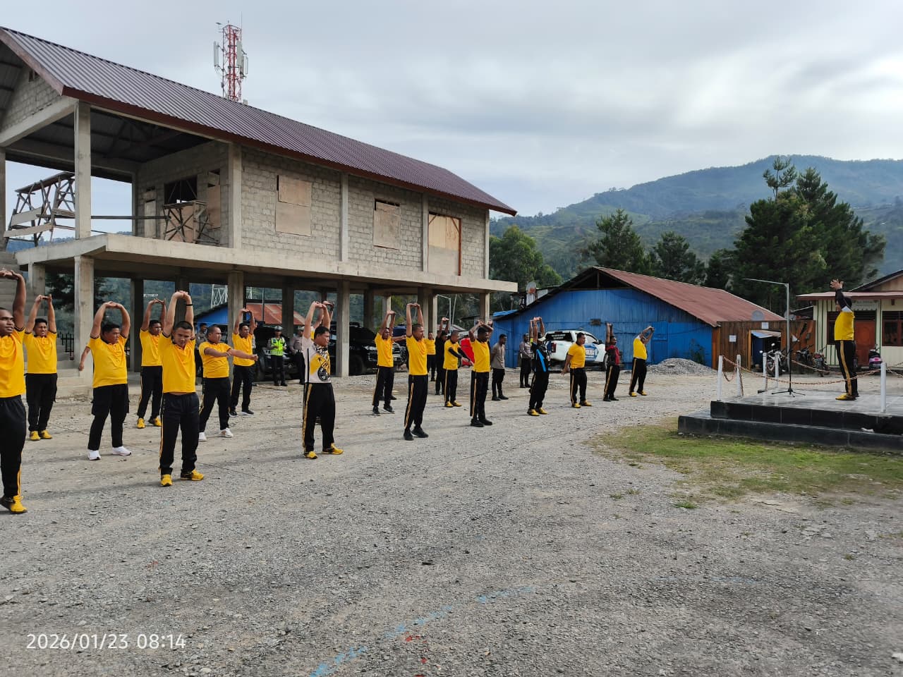 ‎Polres Tolikara Laksanakan Olahraga dan Jalan Pagi untuk Jaga Kebugaran Personel