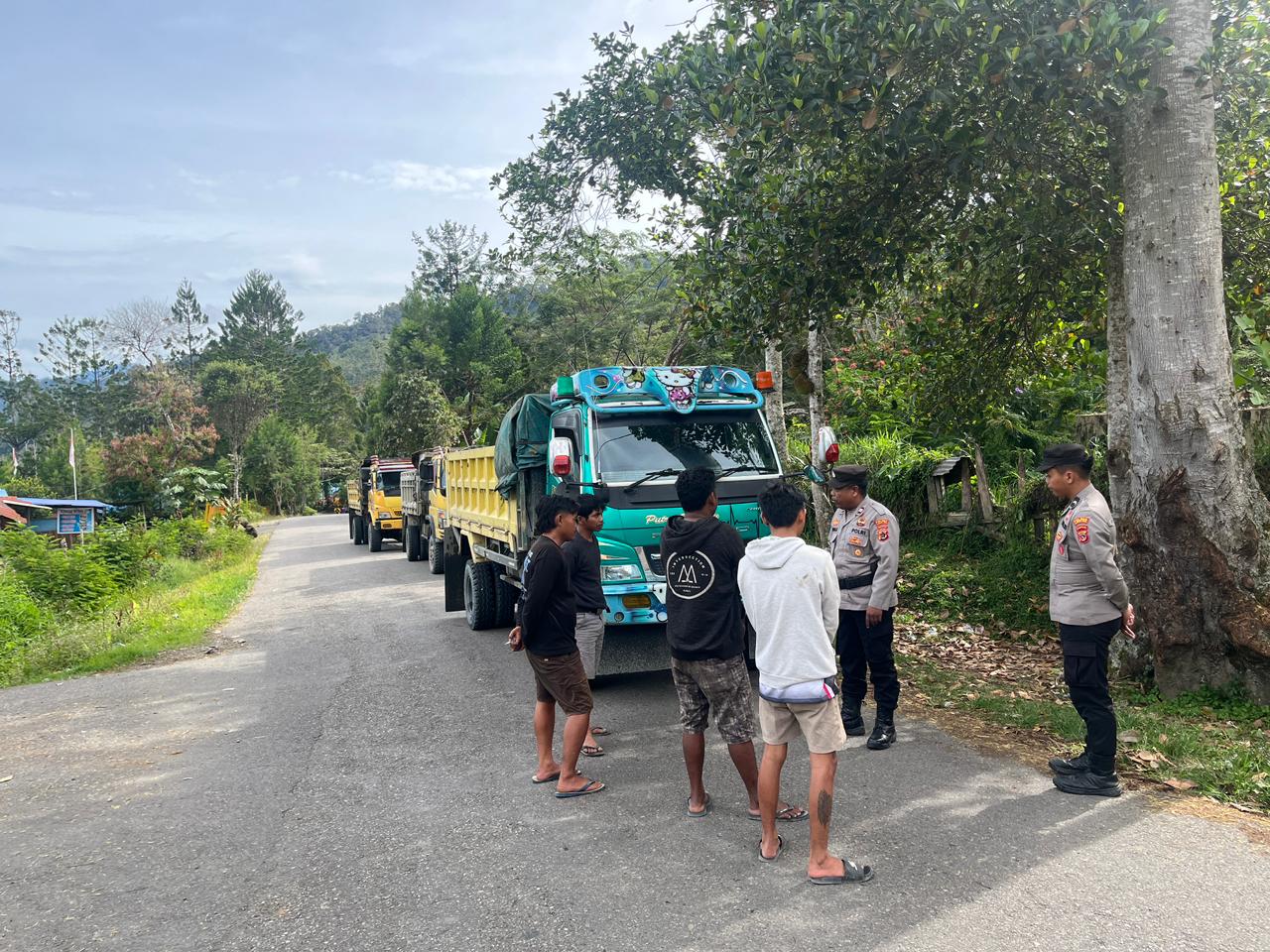 Polsek Kelila Berikan Himbauan Keselamatan Kepada Supir Truk Untuk Cegah Kecelakaan Di Jalur Rawan