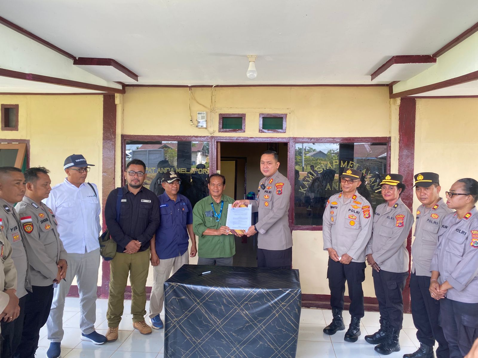 Kapolres Merauke Menerima Kunci dan Penandatanganan Berita Acara Renovasi Polsubsektor Nggutibob Polsek Tanah Miring