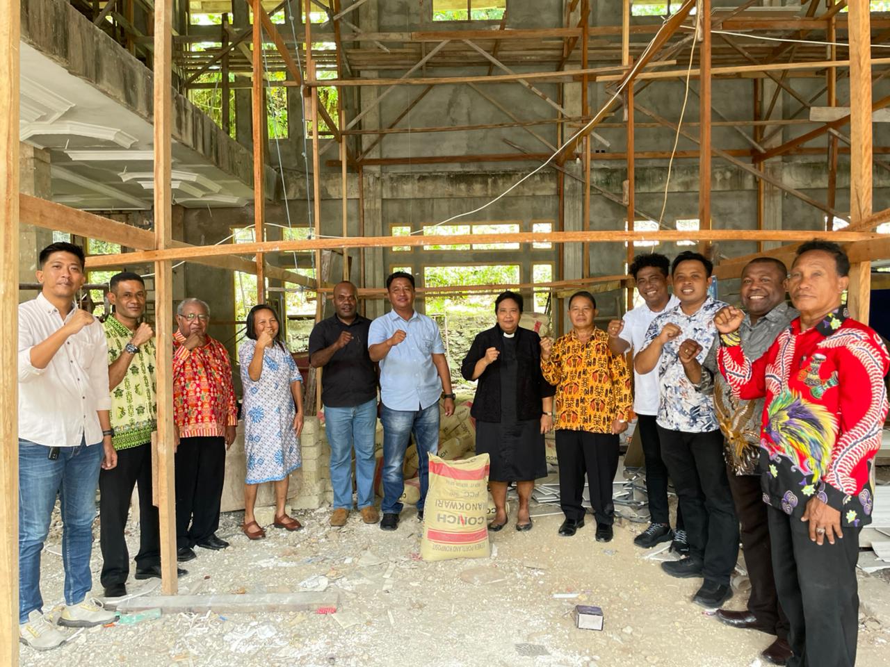 Alumni SIP 50 WSA Polda Papua Gelar Natal Bersama dan Salurkan Tali Asih kepada Jemaat GKI Solafide