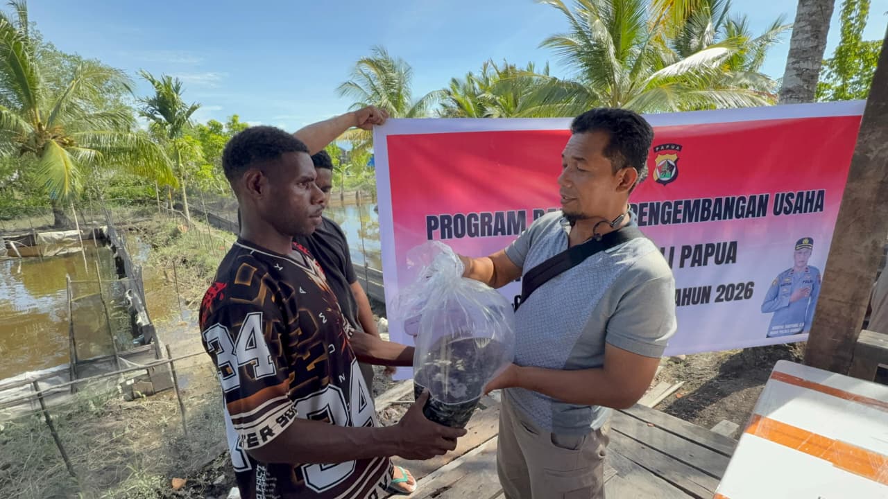 Polres Asmat Dukung Budidaya Ikan di Asrama Putra Yan Smith Melalui Bantuan Bibit Nila dan Lele.