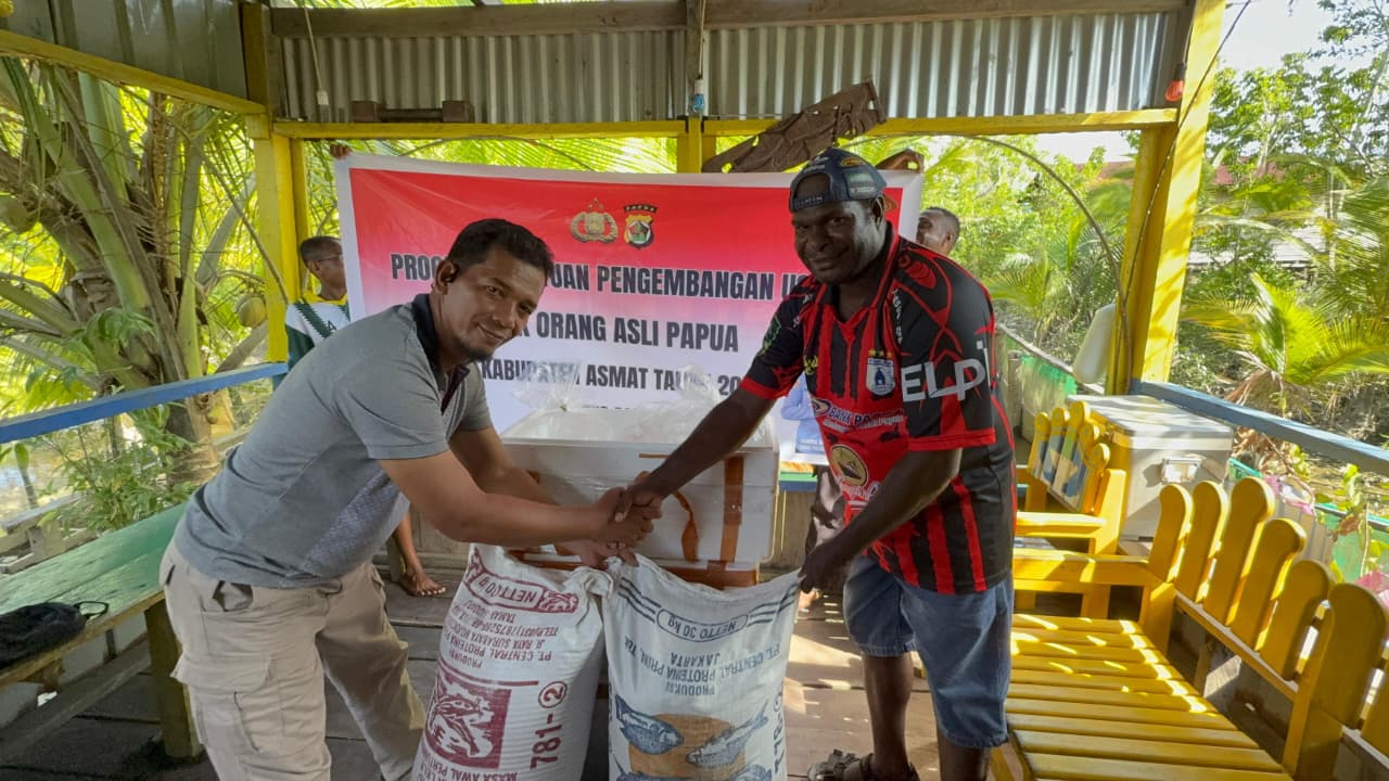 Bantu Dongkrak Ekonomi Keluarga, Polres Asmat Bagikan Bibit Ikan Nila dan Lele