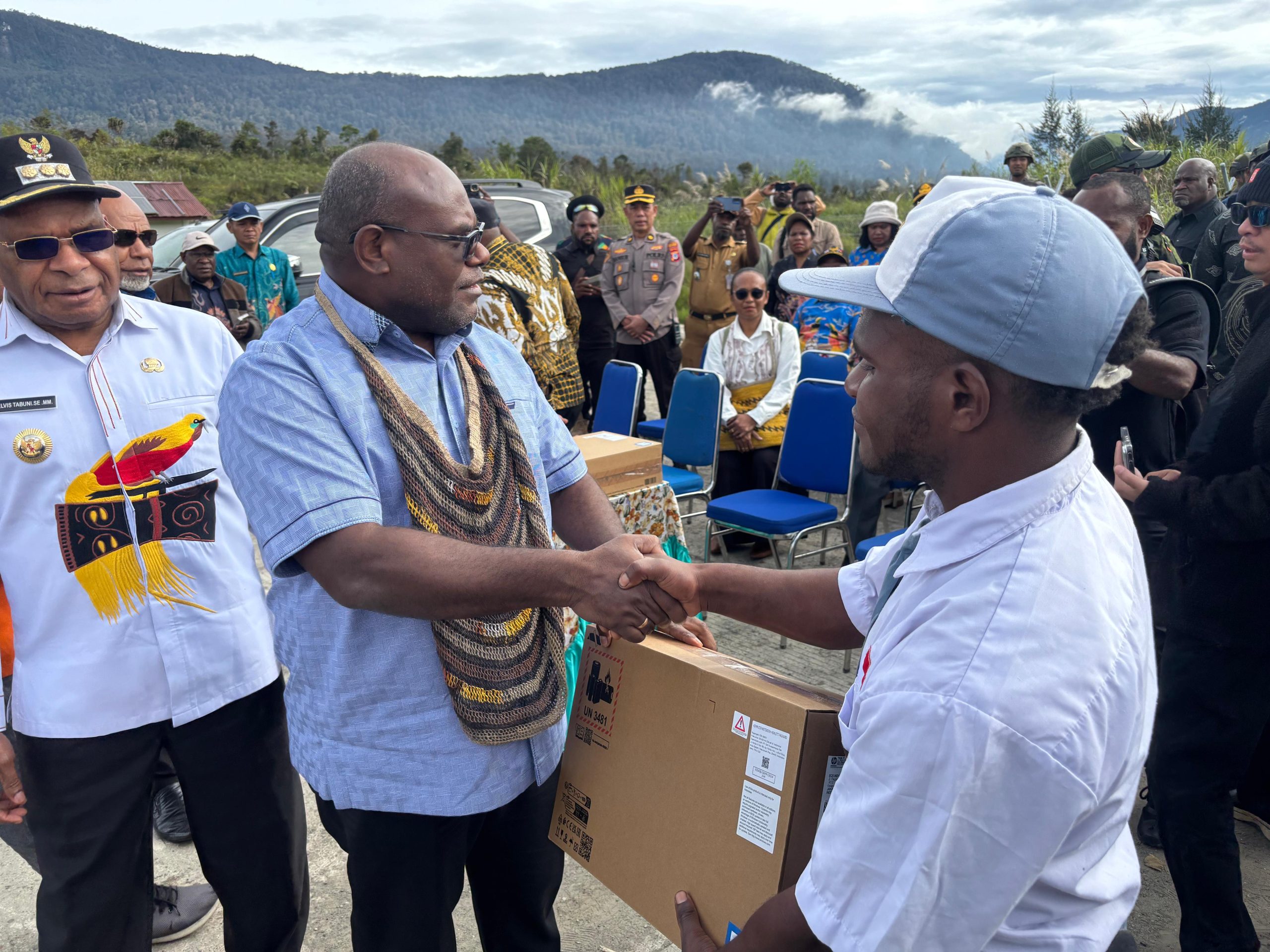Wakapolres Puncak Sambut Kunjungan Gubernur Papua Tengah dalam Penyerahan Bantuan Laptop di Ilaga
