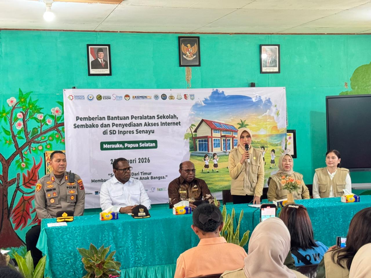 Kapolres Merauke Bersama Ketua Bhayangkari Cabang Merauke Mengikuti Kegiatan Seruni Di Kampung Senayu