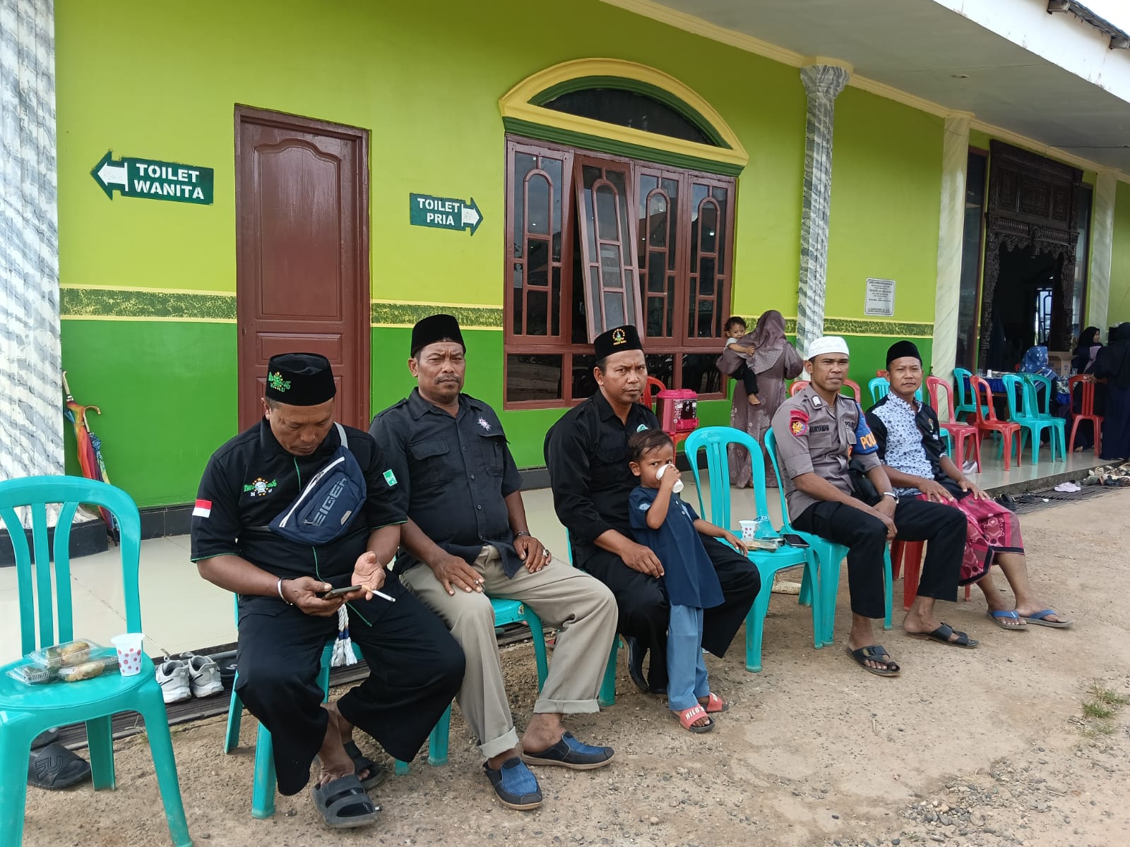 Polri Amankan Jalanyan kegiaatan peringatan Isra Miraj diMasjid Al Hidayah Kampung Asiki Distrik Jair.