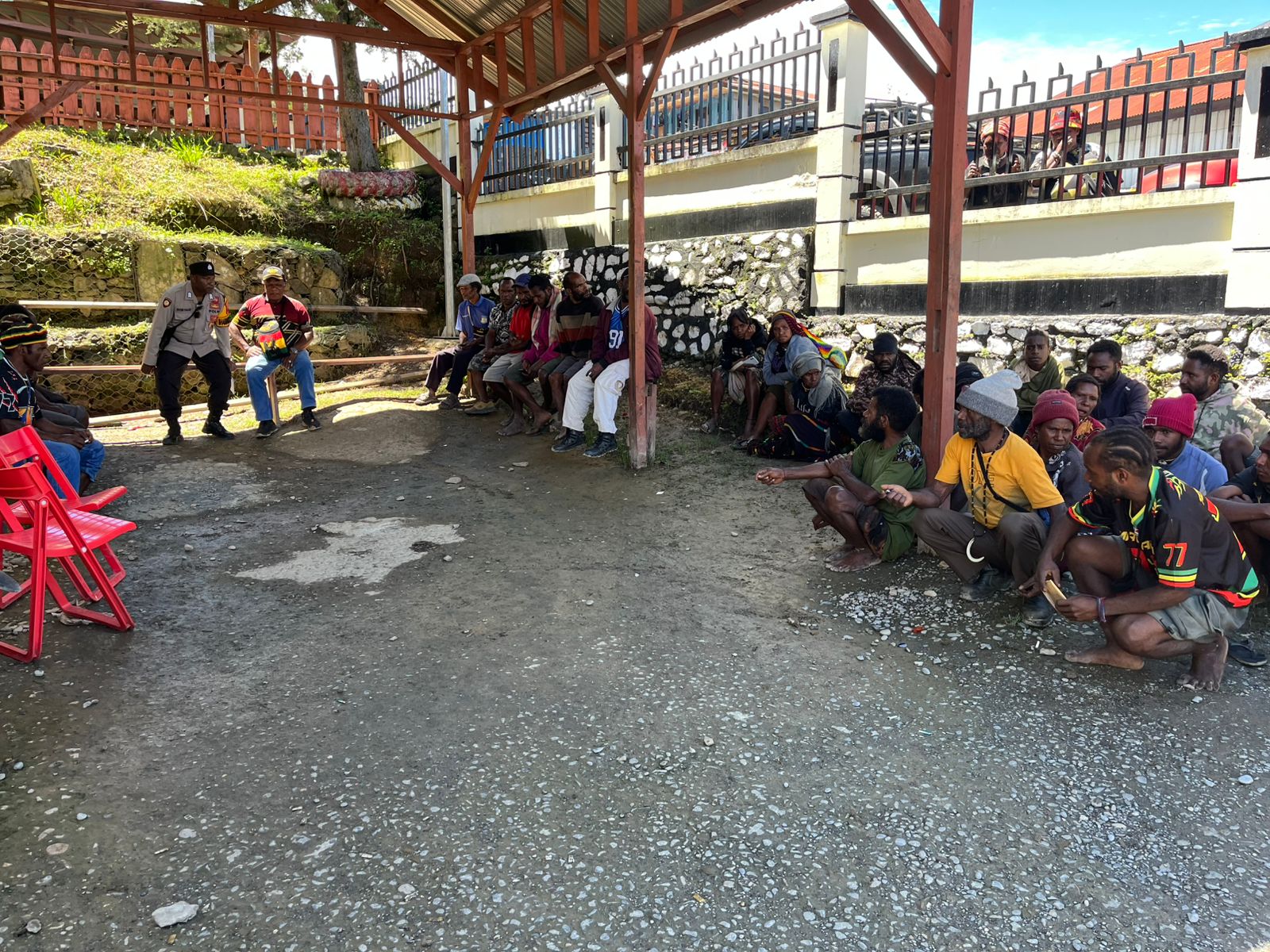 Sat Binmas Polres Tolikara Fasilitasi Mediasi Kasus Pemerkosaan Berbasis Adat