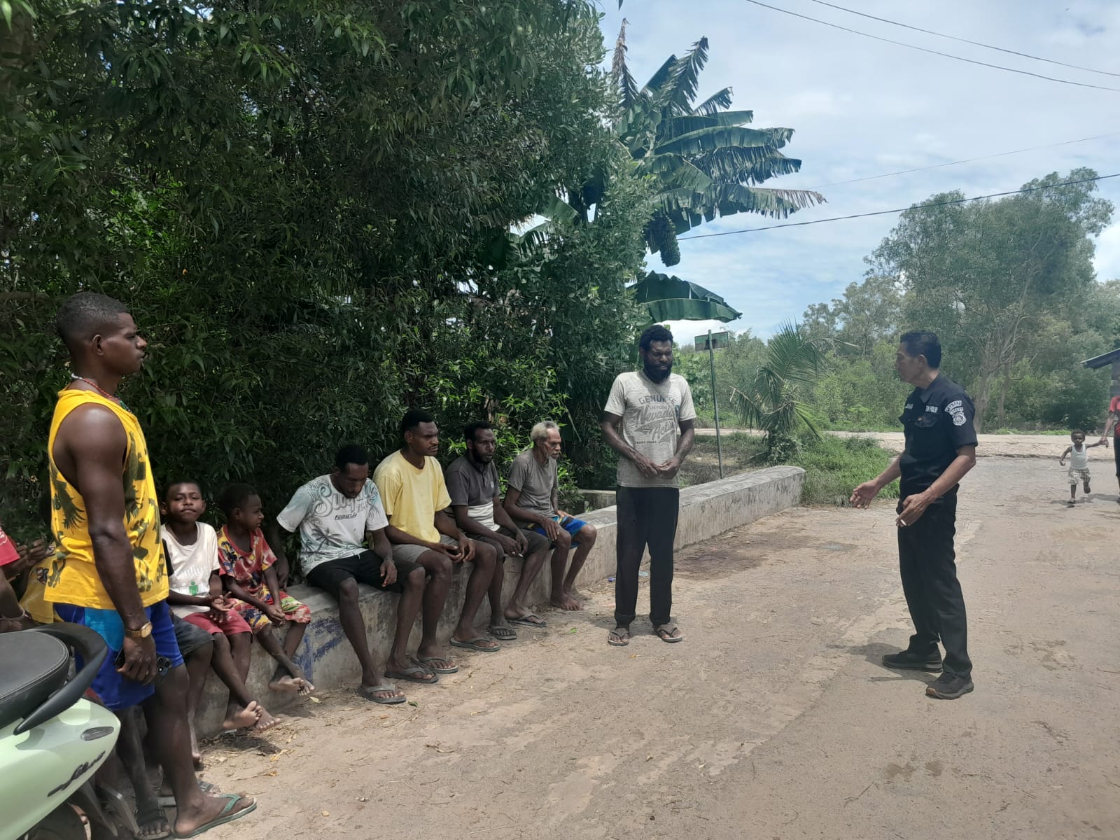 Kasie TIK Polres Merauke Kunjungi para Pemuda Pemudi sampaikan pesan pesan Kamtibmas dan mendata hobi yang olah raga