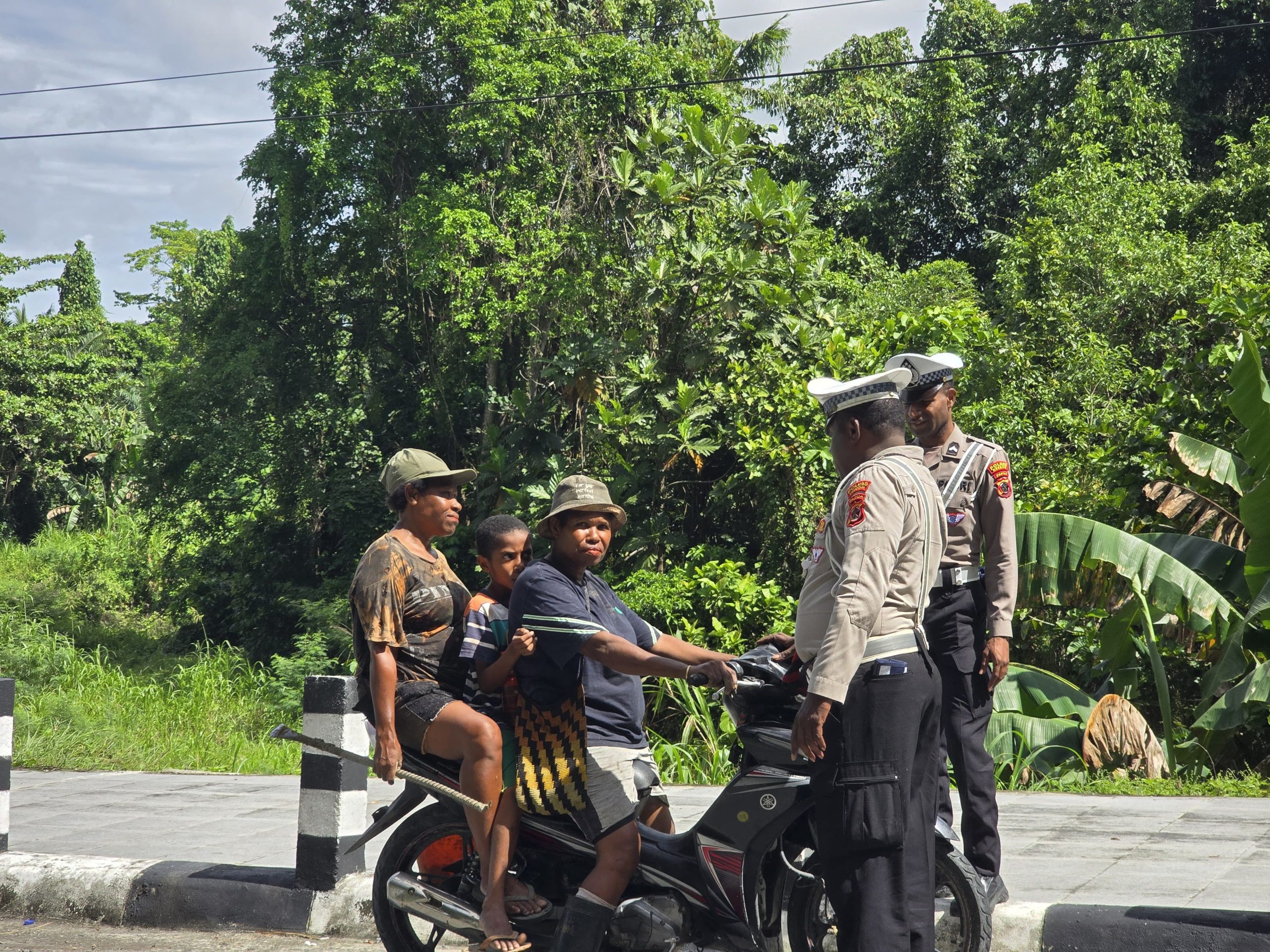 Patroli Jalan Raya, Sat Lantas Polres Keerom Ajak Masyarakat Tertib Berlalu Lintas
