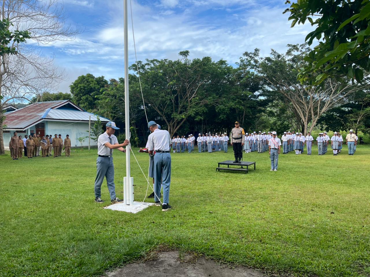 Kasat Binmas Polres Jayapura Jadi Inspektur Upacara di SMK 5 Penerbangan Waibu