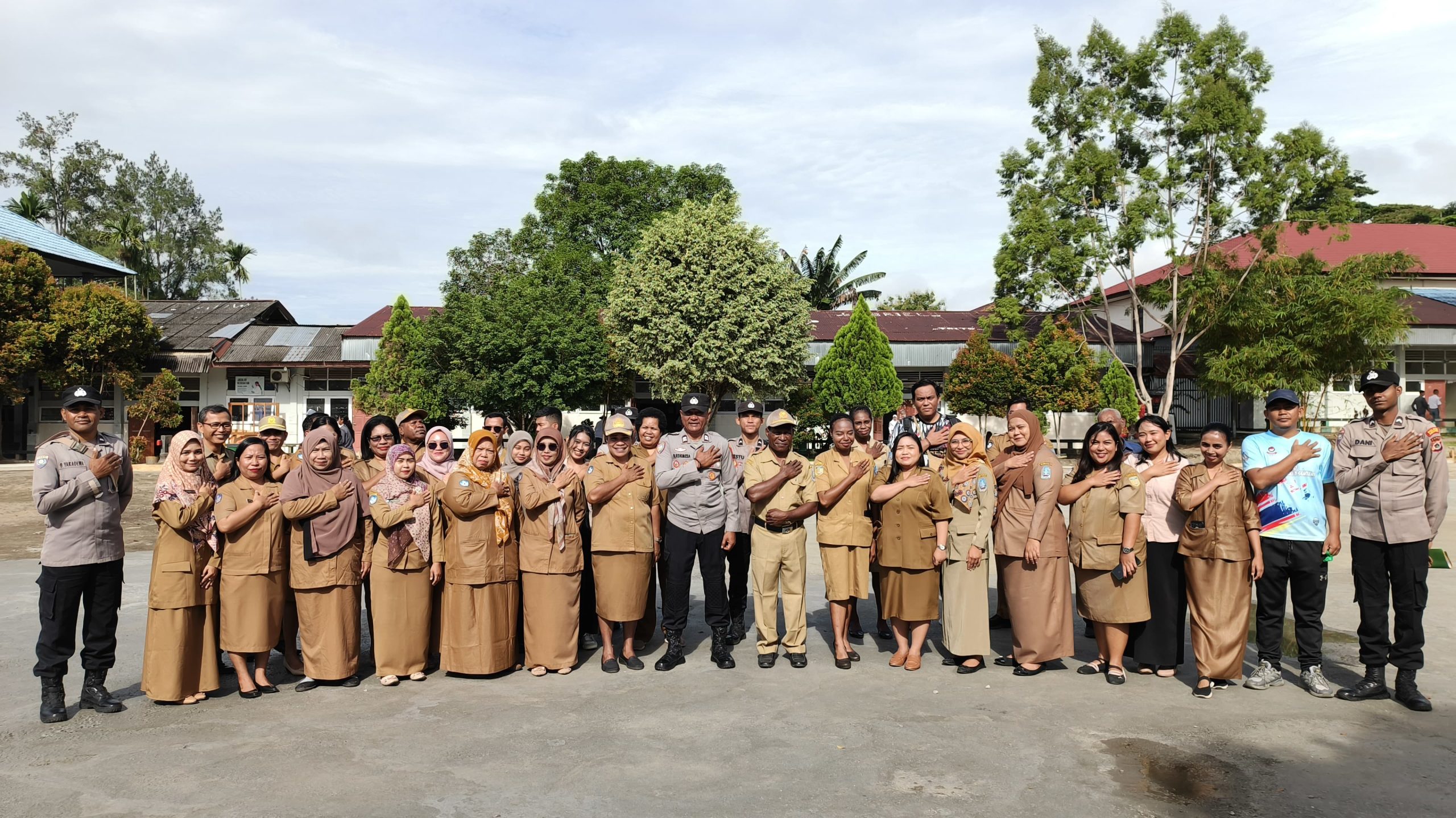 Kanit Bhabinkamtibmas Polres Jayapura Jadi Pembina Apel Pagi di SMA Negeri 1 Sentani