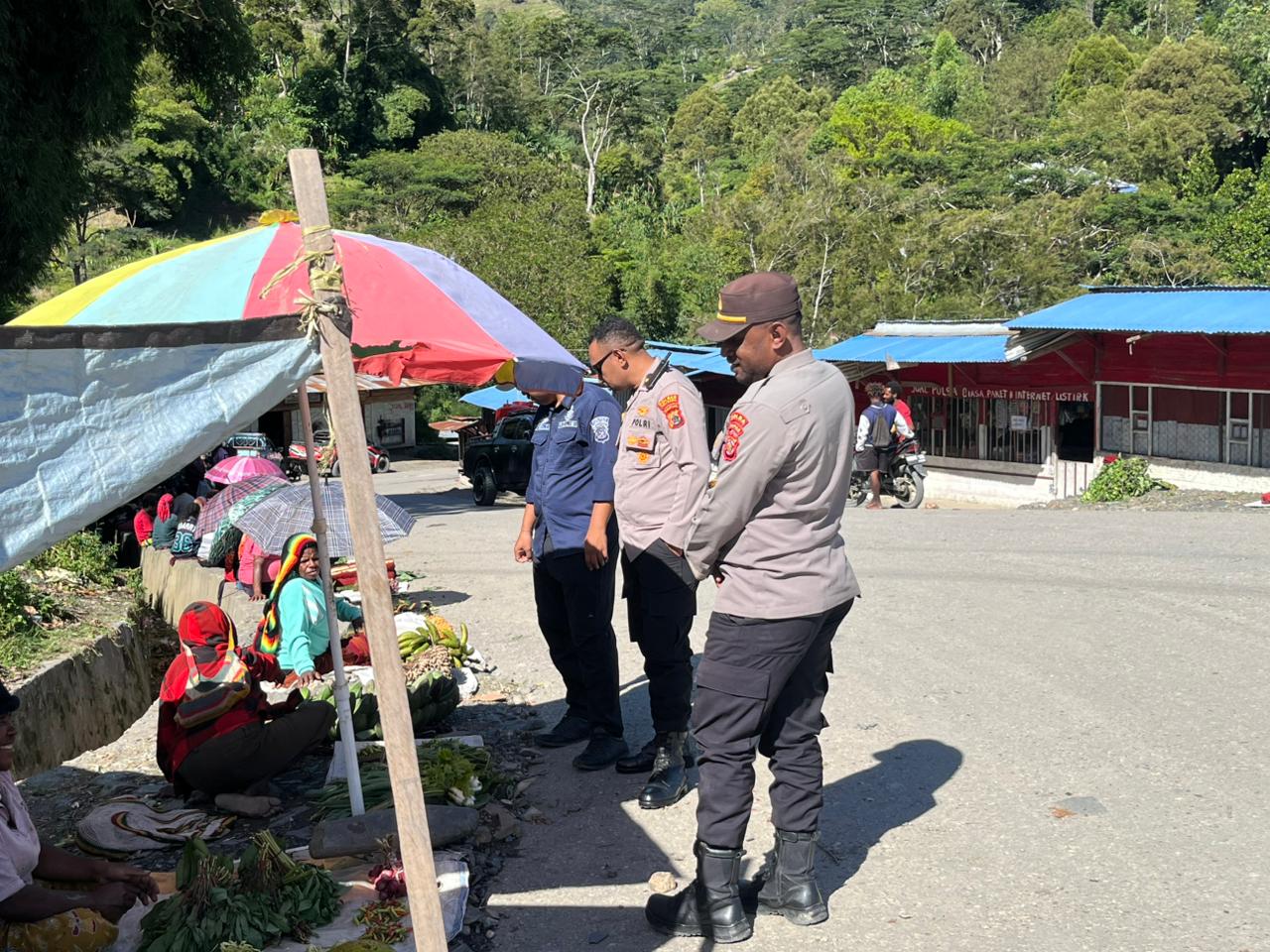 Melalui Giat Patroli : Polri Hadir Di Tengah Masyarakat, Pastikan Aktifitas Berjalan Kondusif