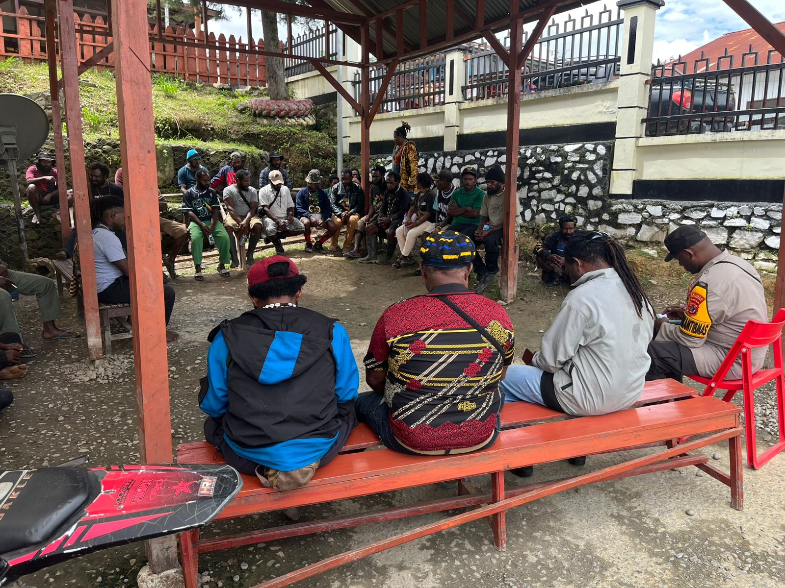 Sat Binmas Polres Tolikara Fasilitasi Mediasi Masalah Antar Keluarga