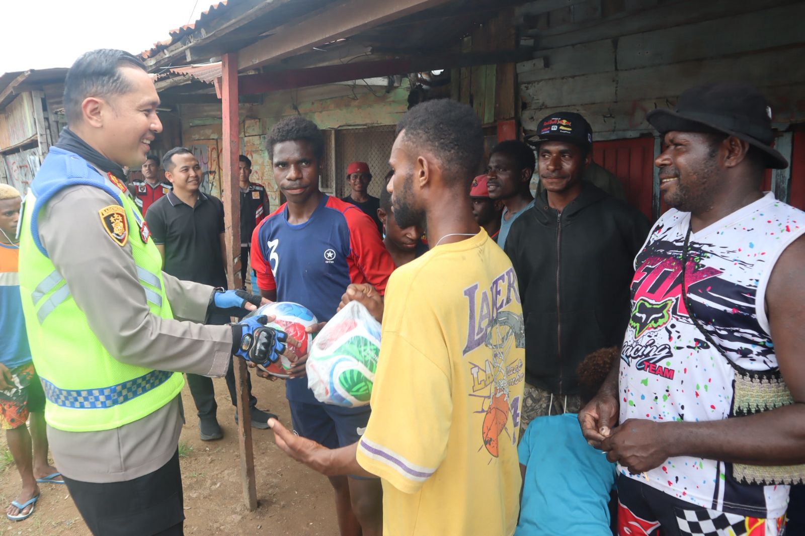 Kapolres Merauke Laksanakan Patroli Kasih dan Menggali Bakat Anak Muda di Merauke, Serta Membagikan Berbagai Sarana Olahraga