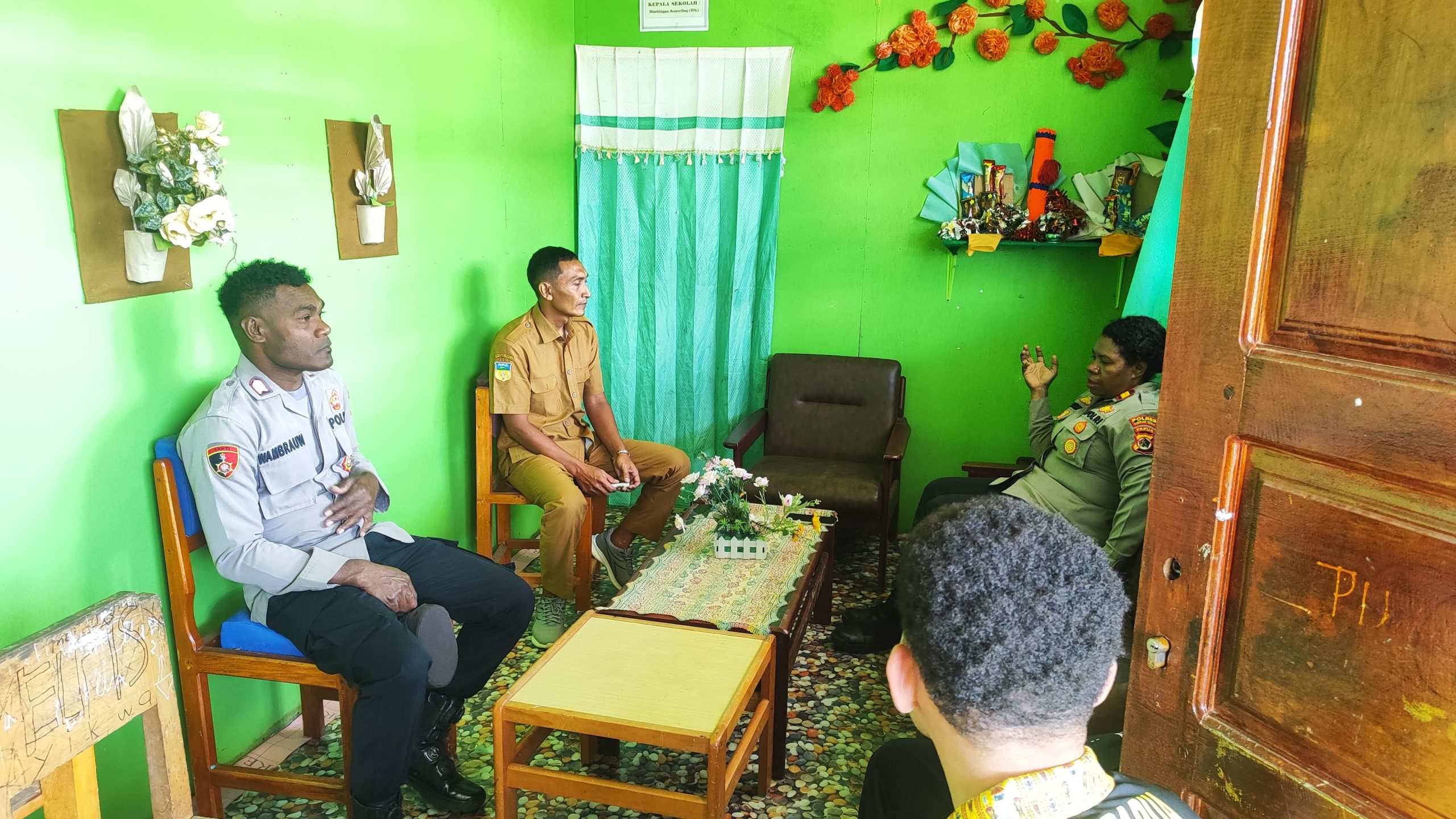 Polri Hadir di Lingkungan Pendidikan, Binmas Polres Mamberamo Tengah Kunjungi SD YPPGI Kobakma