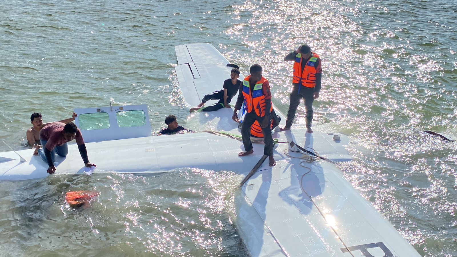 Pesawat Smart Air PK-SNS Lakukan Pendaratan Darurat di Perairan Pantai Cemara Nabire, Seluruh Penumpang Selamat
