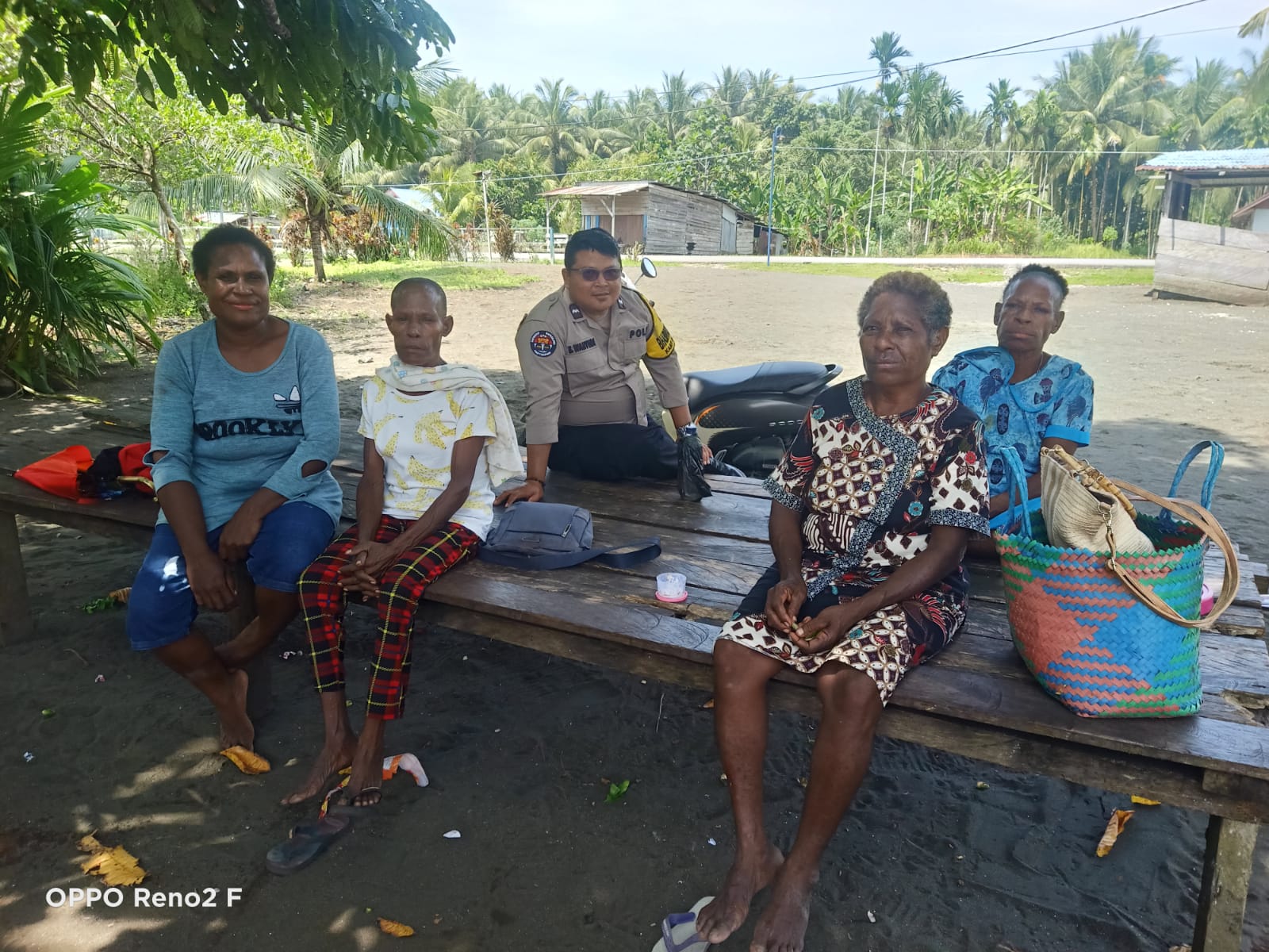 Sambangi Mama-Mama Kampung, Bhabinkamtibmas Mafen Tor Perkuat Kamtibmas
