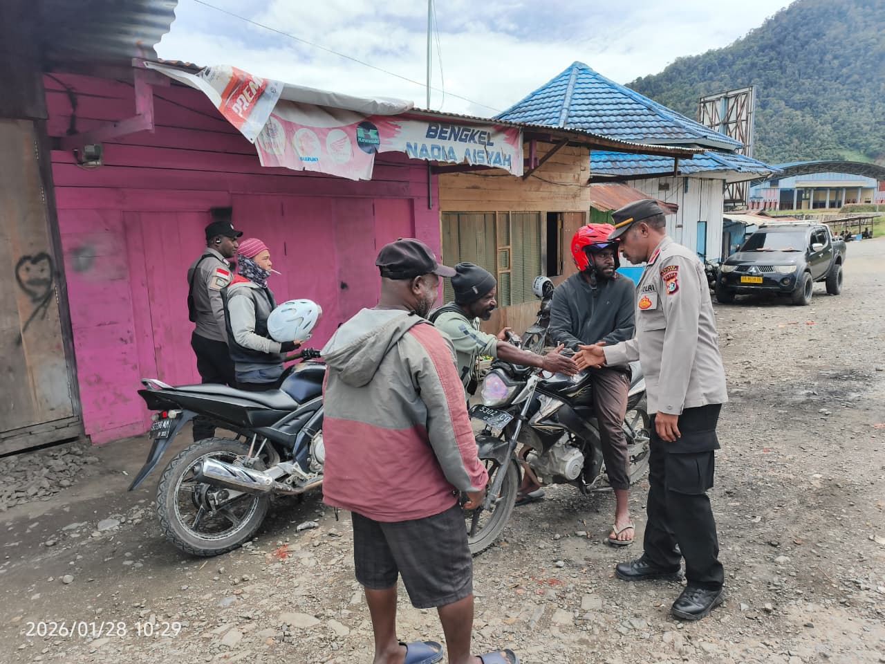 Polres Tolikara Bangun Kedekatan dengan Warga Lewat Patroli Humanis