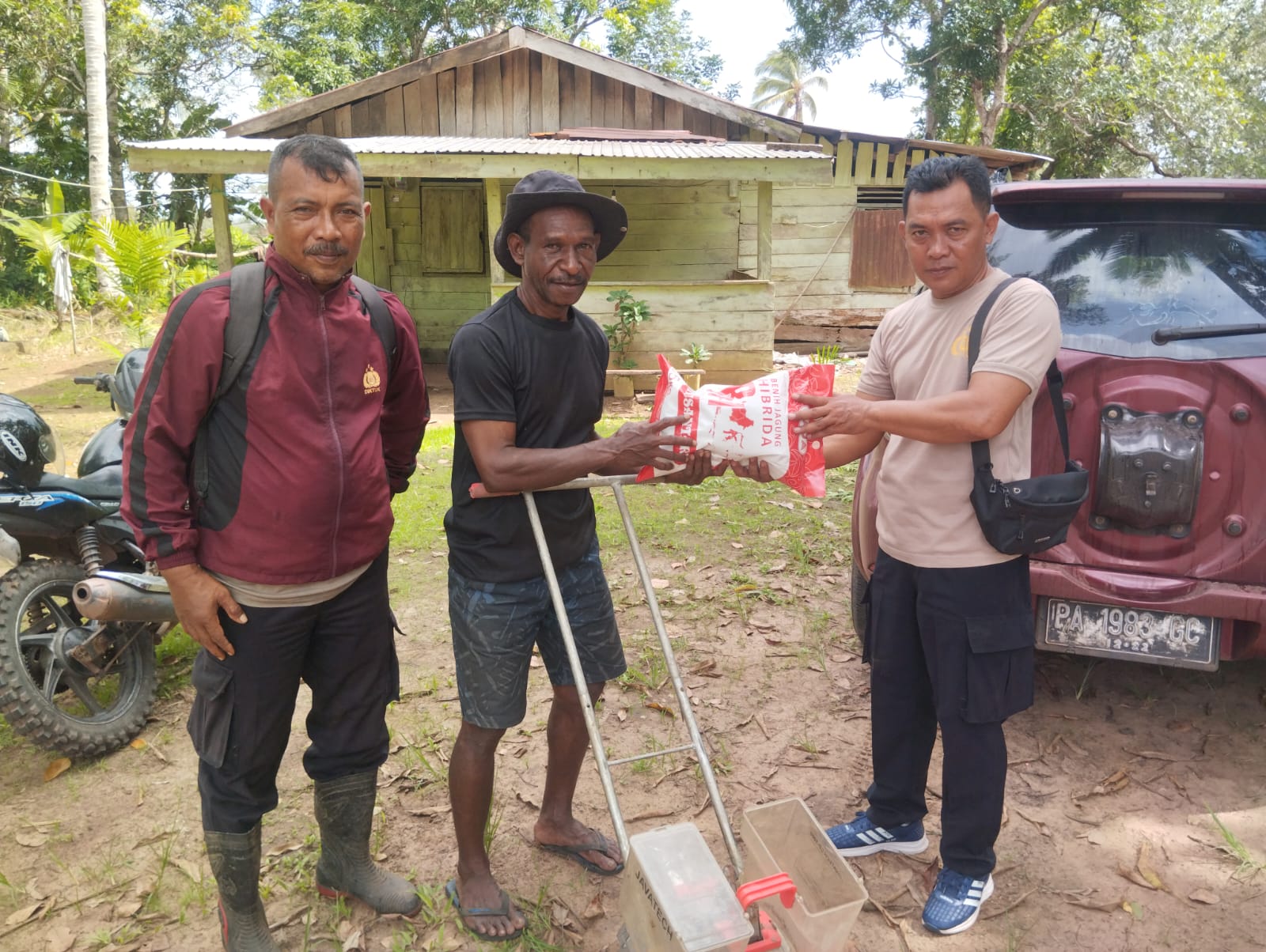 Polsek Tanah Miring Serahkan Alat Tanam Jagung Kepada Petani