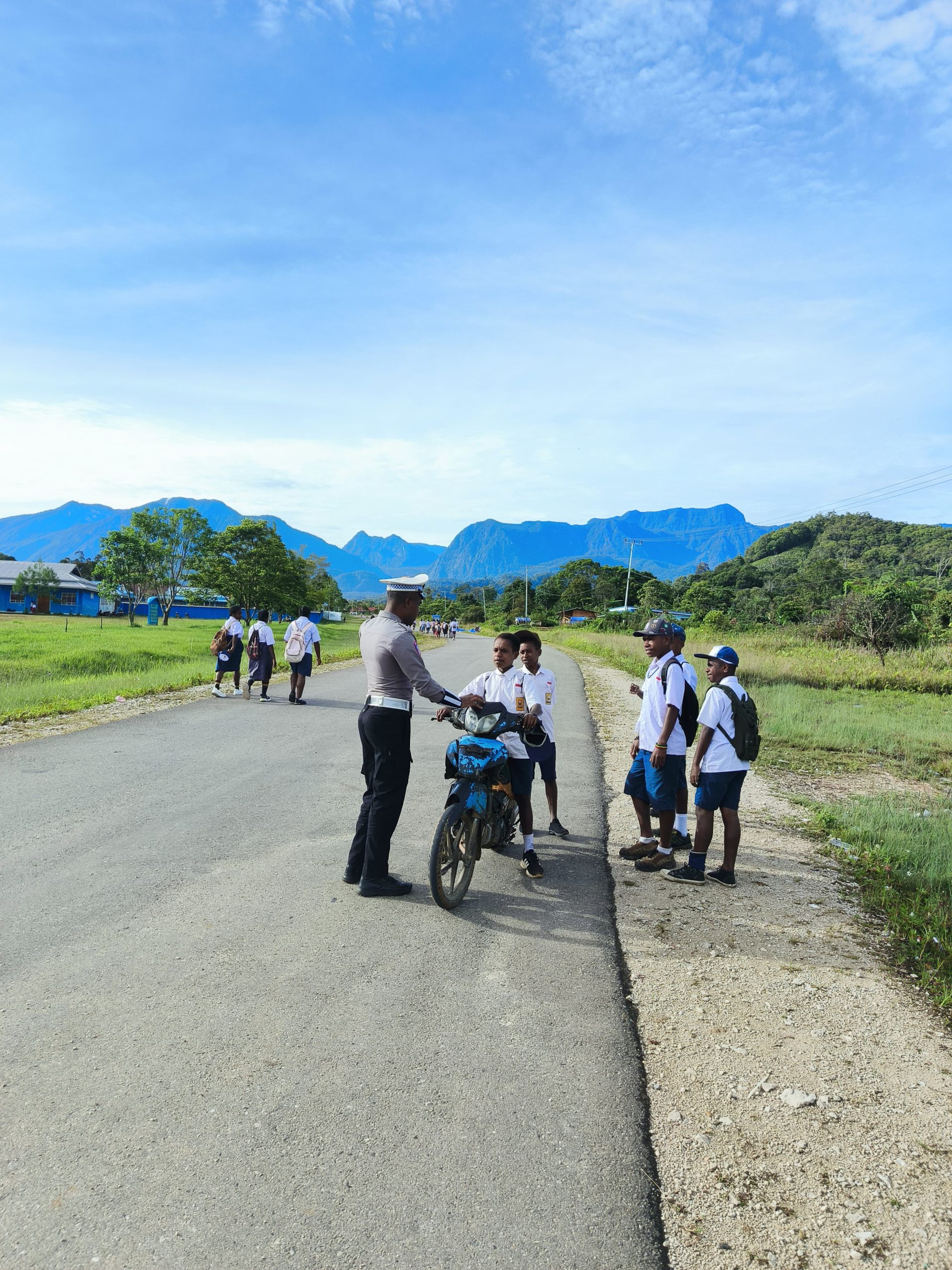 Dikmas Kamseltibcar Polres Mamberamo Tengah Ajarkan Keselamatan Berkendara pada Pelajar