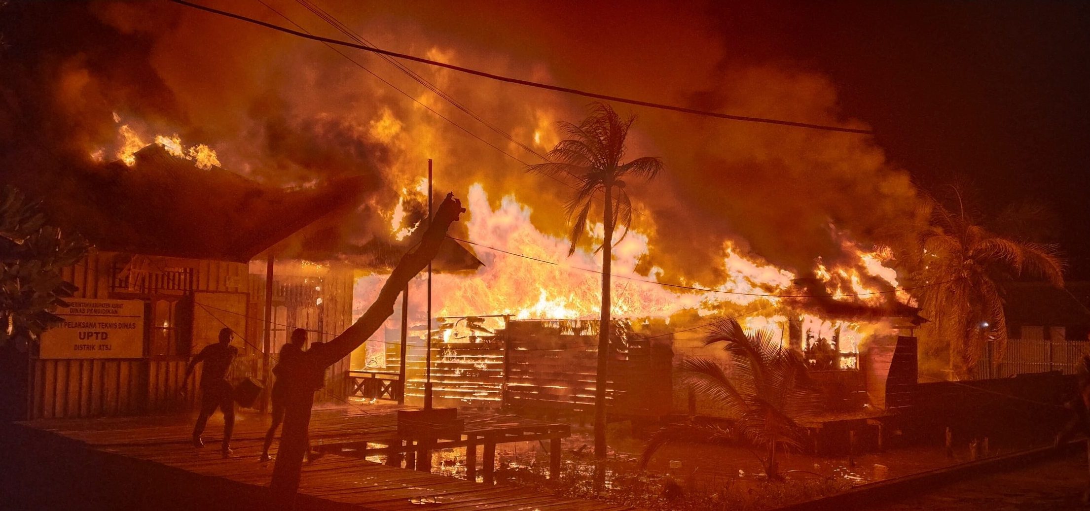 Kebakaran Hebat Hanguskan Mess Bank Papua dan Kantor UPTD Pendidikan di Distrik Atsj