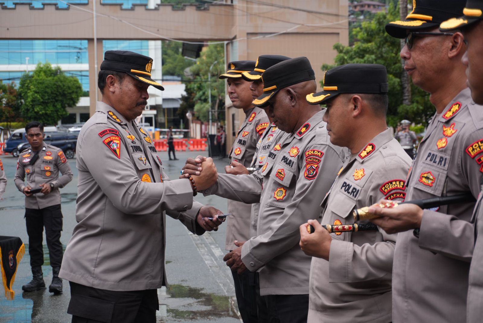 Polda Papua Gelar Evaluasi Kinerja TW I 2026 dan Perkuat Mobilitas Jajaran melalui Penyerahan Mobil Pamapta