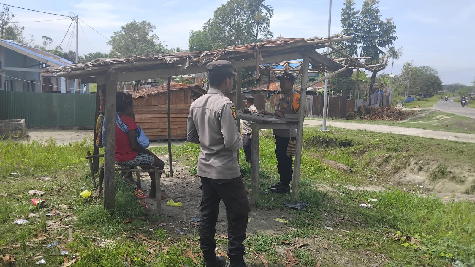 Patroli Dialogis, Kapolsek Citak Mitak Dengar Aspirasi dan Keluhan Warga Tentang Kamtibmas