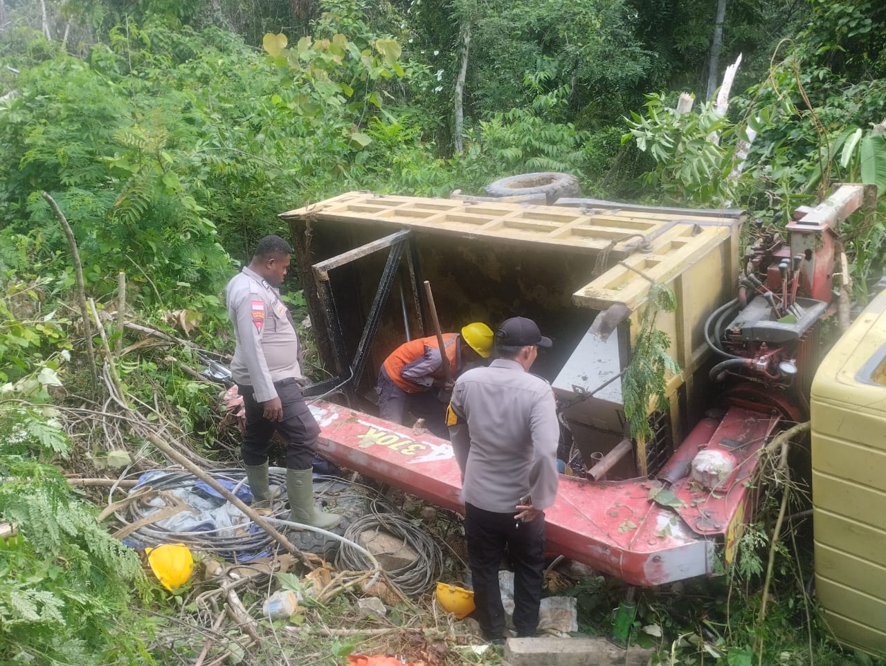 Laka Tunggal di Kampung Yabanda Tiga, Polsek Web Polres Keerom Lakukan Evakuasi Korban