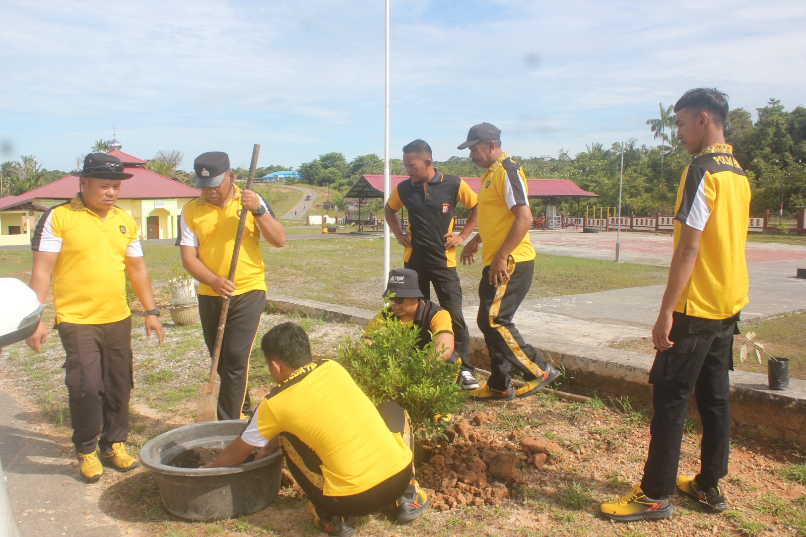 Polres Boven Digoel Laksanakan Penanaman Pohon Lindung sebagai Upaya Penghijauan.