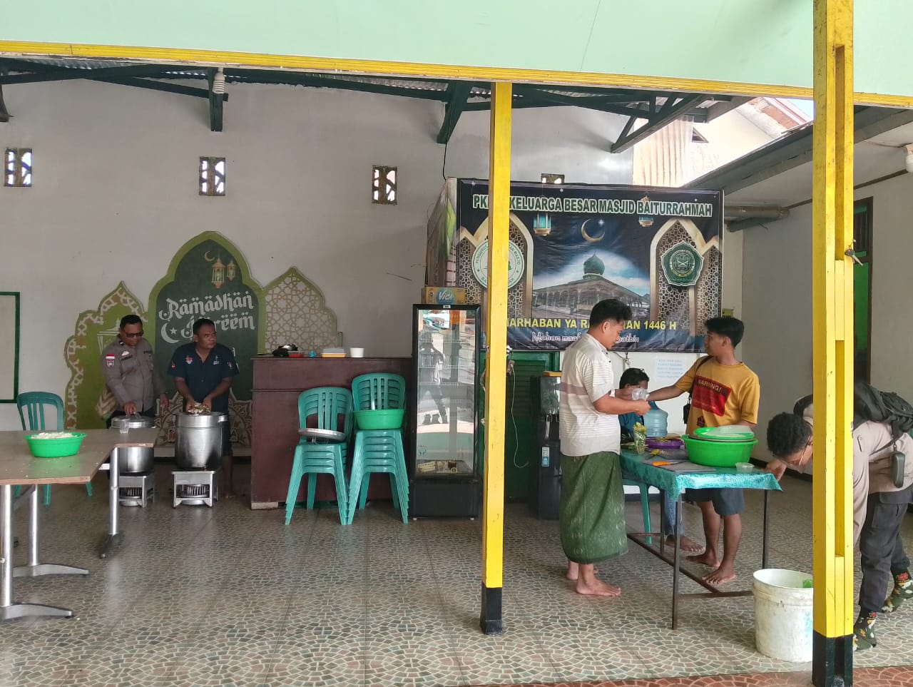 Anggota Bhabinkamtibmas Polres Merauke Bantu Persiapan Jumat Berkah