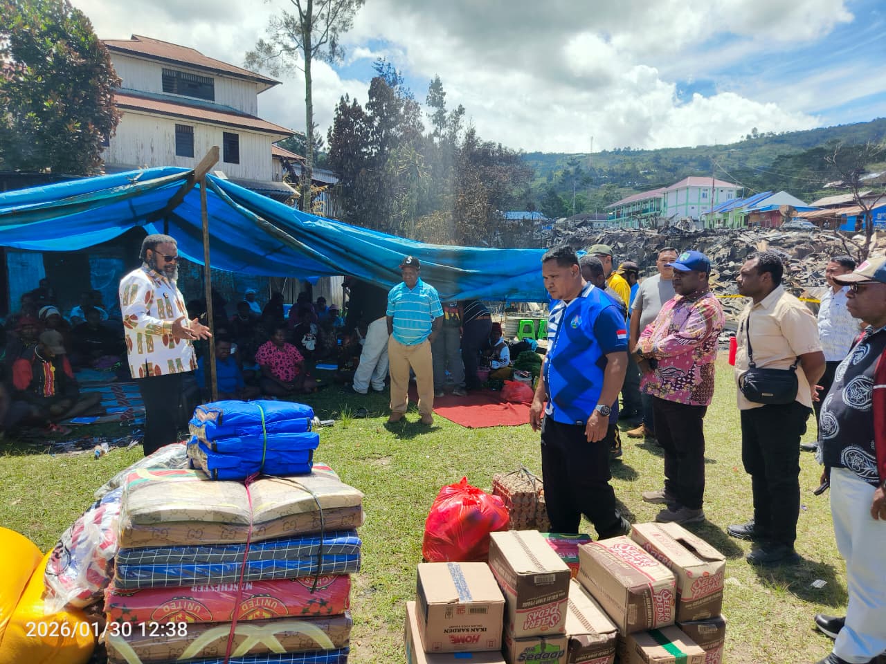 Polres Tolikara Dampingi Bupati : Salurkan Bantuan Sembilan Bahan Pokok Di 9 Titik Berkumpulnya Pengungsi Korban Kebakaran Giling Batu–Kogome Karubaga
