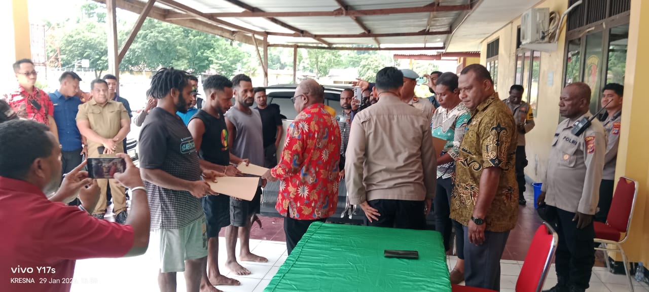 Polres Mimika Bebaskan 21 Warga Terkait Aksi Saling Serang di Kampung Amole, Kwamki Narama.